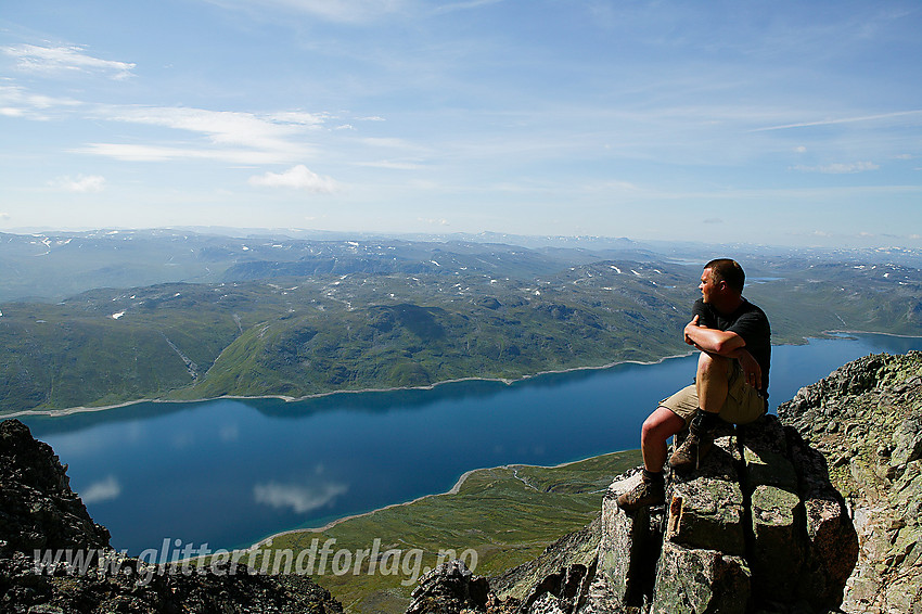 På et fremspring som deler "normalrenna" til Øystre Torfinnstinden i to. I bakgrunnen Bygdin og fjell på fjell videre sørover.