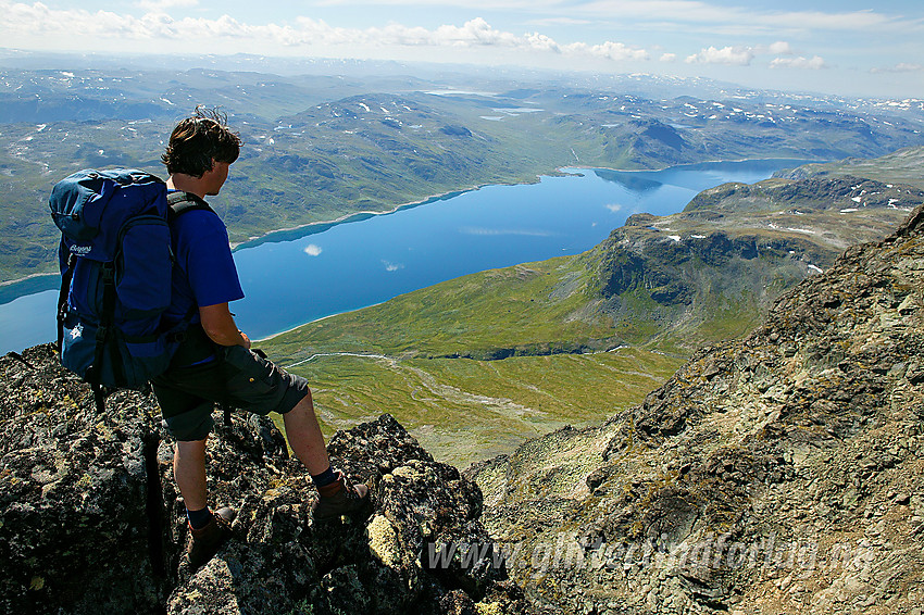 Vest på toppen av Øystre Torfinnstinden med utsikt i sørvestlig retning mot Bygdin, Vølodalen og Steinbusjøen, for å nevne noe.