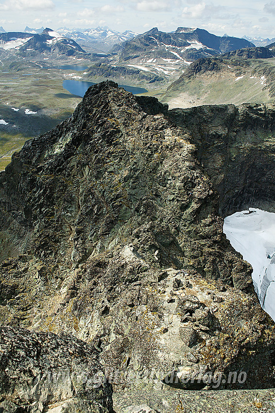 Utsikt fra Midtre mot Vestre Torfinnstinden. I bakgrunnen bl.a. Langedalstjernet, Galdbergtinden, Slettmarkpiggen og Slettmarkhøe.