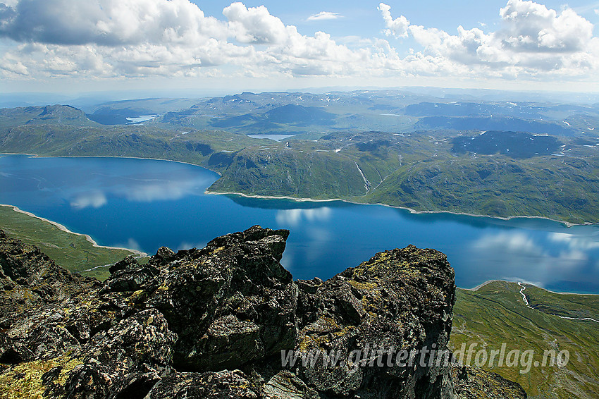 Utsikt i sørlig retning fra Midtre Torfinnstinden mot Bygdin, Grøneberget og Mugnetinden, for å nevne noe. Elva nede til høyre er Langedalsåne.