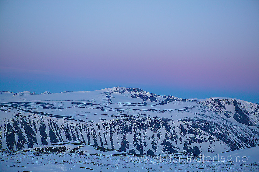 Morgengry over Nordøst-Jotunheimen. Her fra Store Kvitingskjølen mot bl.a. Trollsteinhøe og Glittertinden.