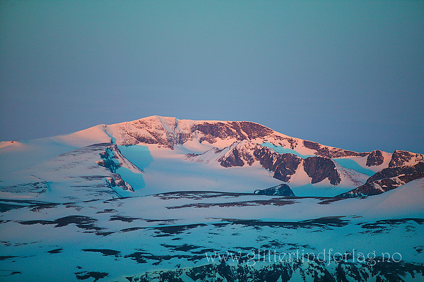 Soloppgang over Nordøst-Jotunheimen sett fra Kvitingskjølen. Her med Grotbrean, Glittertinden og Trollsteineggje, for å nevne noe.