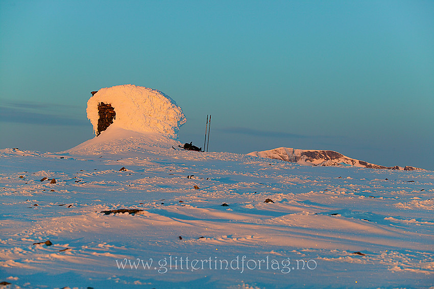 Toppvarden på Store Kvitingskjølen (2064 moh) ved soloppgang en strålende vårmorgen.