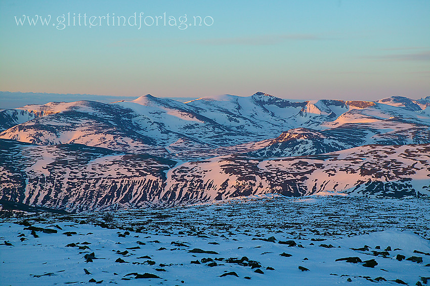 Utsikt i sørlig retning fra Kvitingskjølen mot Nautgardstindane med Stornubben (2174 moh) og Nautgardstinden (2258 moh) som de to dominerende toppene.