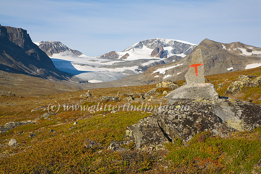 Rød T viser vei på stien mellom Glitterheim og Spiterstulen. I bakgrunnen bl.a. Veobrean og Leirhøe (2330 moh)