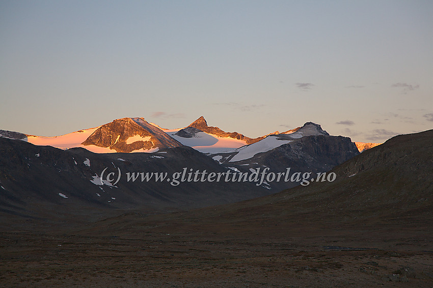 Høstmorgen i Veodalen mot Nørdre Styggehøbreatinden (2167 moh) og Store Veotinden (2240 moh) i morgensol.