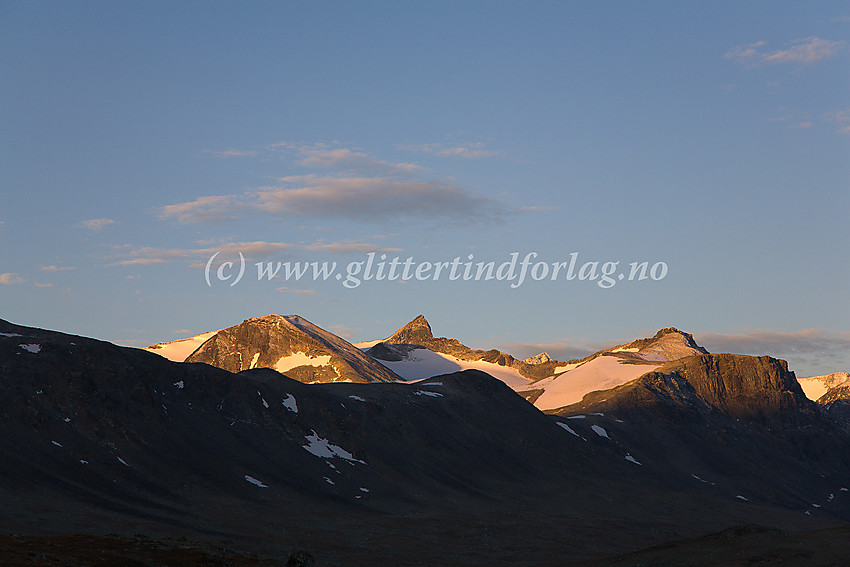 Morgenstemning i Veodalen. Soloppgang over Nørdre Styggehøbreatinden (2167 moh), Store (2240 moh) og Nørdre Veotinden (2120 moh).