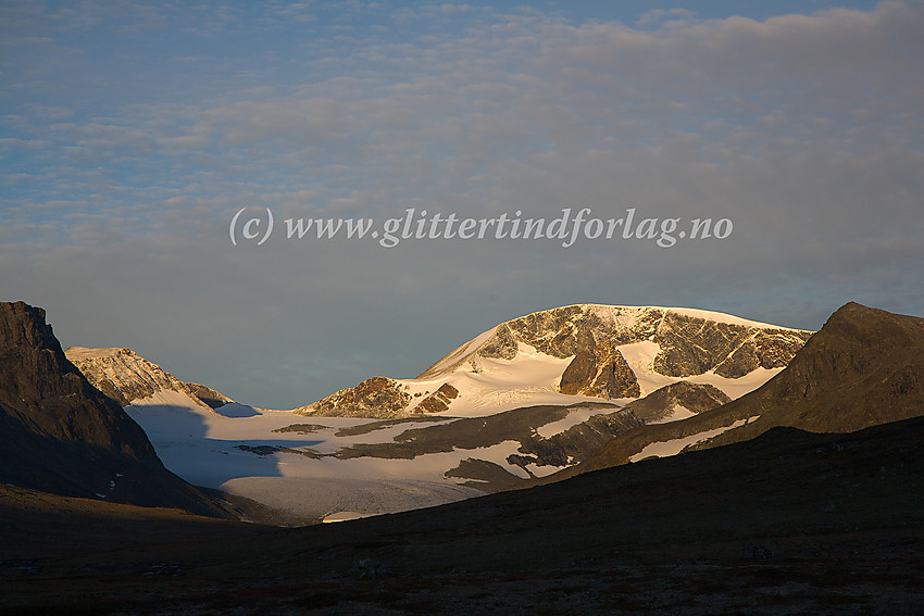 Morgenstemning i Veodalen mot Veobrean, omkranset av (f.v.) Veobreatinden, Veoskardet, Leirhøe (med Veobreahesten) og Veopallan.