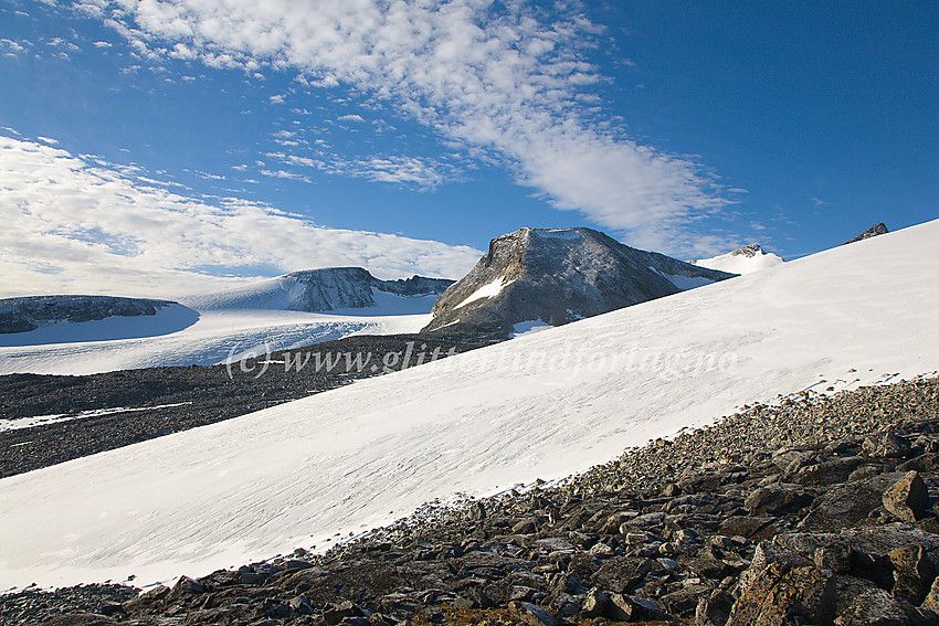 På vei til Nørdre Veotinden med flott utsikt til Nørdre Styggehøbreatinden (2167 moh).
Bak til venstre bl.a. Søraustre Styggehøbreatinden (2232 moh) og Styggehøbrean. Bak til høyre ses Søre Veotinden (2267 moh) og såvidt spissen på Store Veotinden (2240 moh).