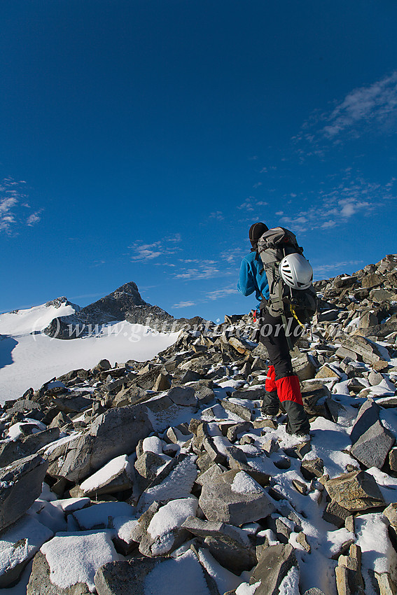 På vei mot Nørdre Veotinden med Søre (2267 moh) og Store (2240 moh) Veotinden i bakgrunnen.