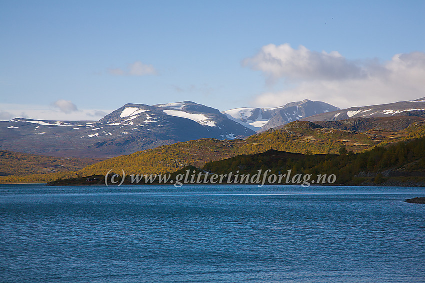 Ved Øvre Sjodalsvatnet en høstdag med Rasletinden og Munken i bakgrunnen. Til høyre i bildet, litt mer i forgrunnen, ses Gjendehalsen.