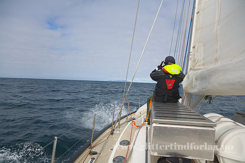 På overfarten Island - Jam Mayen med seilbåt. Etter 3 døgn til havs ser vi endelig land, Jan Mayen i det fjerne.