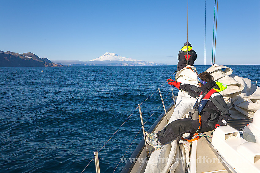 Innsegling til Jan Mayen til stor begeistring under nær sagt perfekte forhold.