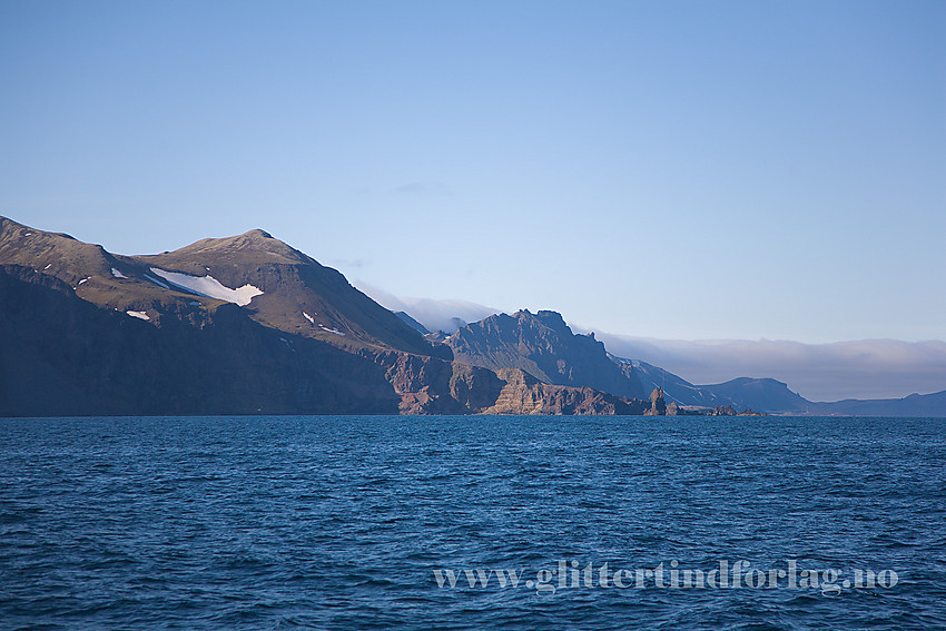 Innsegling til Jan Mayen utenfor Hornbækbukta til stor begeistring under nær sagt perfekte forhold. Ser man godt etter, kan man se den mer enn 200 meter høye Loran C antenna.