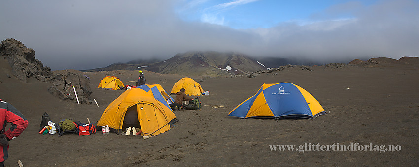 På den vulkanske stranda ved Jamesonbukta hadde vi vår første overnatting på Jan Mayen. Det blåste friskt og sanda var mildt sagt inntrengende. Ingen drømmeleirplass akkurat.