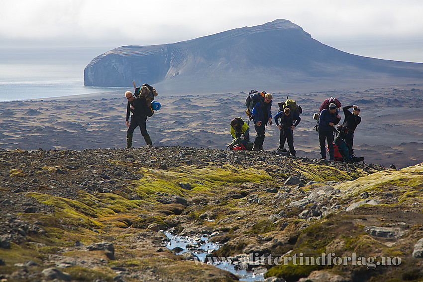 Så er det på'n igjen med sekker opp på såre skuldre. Men pausen gjorde godt. Vi er i Ekerolddalen med Jamesonbukta og Eggøya i bakgrunnen.