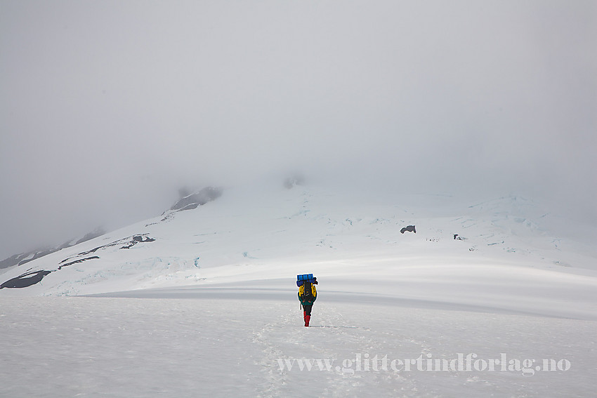 På vei oppover breen blir sprekkene mer og mer synlige. Vi nærmer oss 1200 moh. I bakgrunnen ses Nunataken 1560 moh.