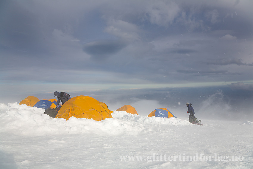 Vår teltleir på ca. 1200 moh. oppe på breen under Beerenberg.