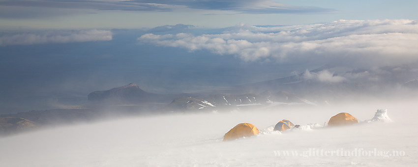 Vår teltleir på ca. 1200 moh. på Beerenberg. Eggøya i bakgrunnen og Jamesonbukta der vi kom i land til venstre for den.