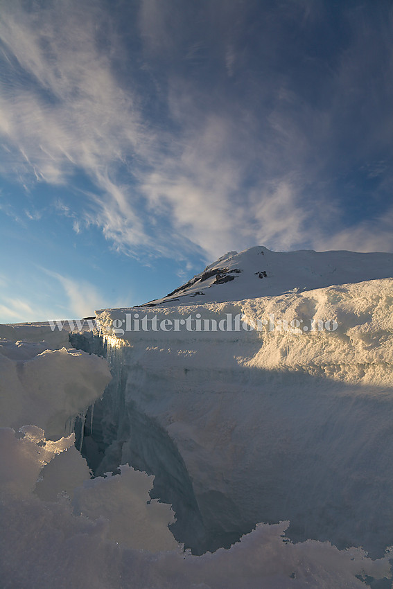 Ved en stor bresprekk på Kerckhoffbreen. Beerenbergmassivet i bakgrunnen.