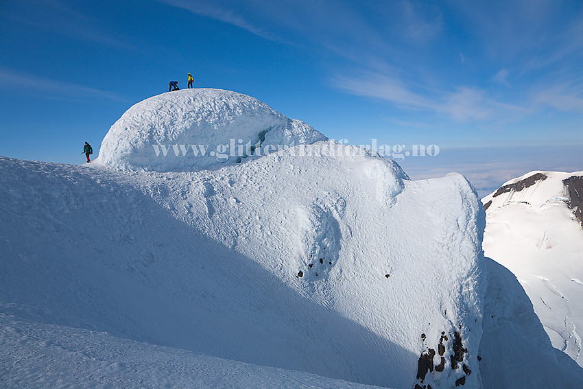 Toppklumpen på Haakon VII Topp (2277 moh) på Beerenberg. Weyprechtbreen og en del av Hakluyttoppen ses i bakgrunnen.