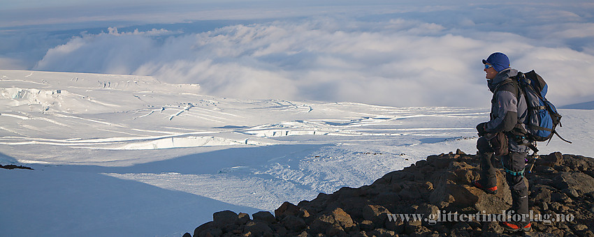 Kveldsstemning på Nuntaken med utsikt i sørlig retning mot Kronprins Olavs Bre, som etter hvert går over i Sørbreen.