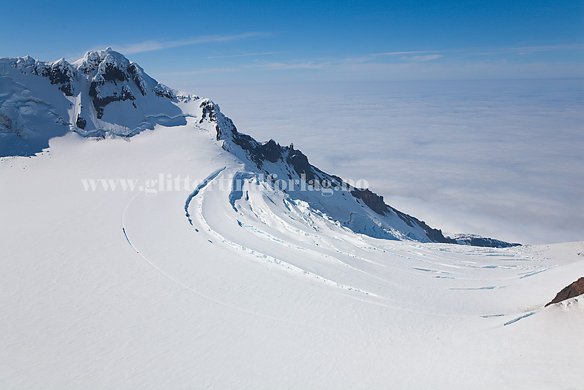 Utsikt fra sørenden på Hakluytryggen tvers over Sentralkrateret (som er fylt opp av Weyprechtbreen) mot Haakon VII Topp, høyeste punkt på Beerenberg, med sine 2277 moh.