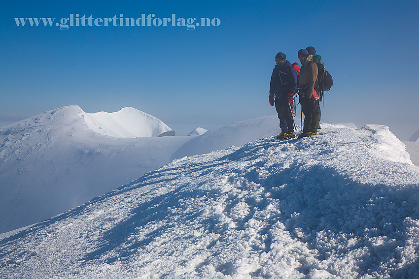 Nord på Hakluyttoppen med toppryggen sørover på bildet. Høyeste punkt (i alle fall snø medregnet) var lengst sør (litt til venstre for midten på bildet).