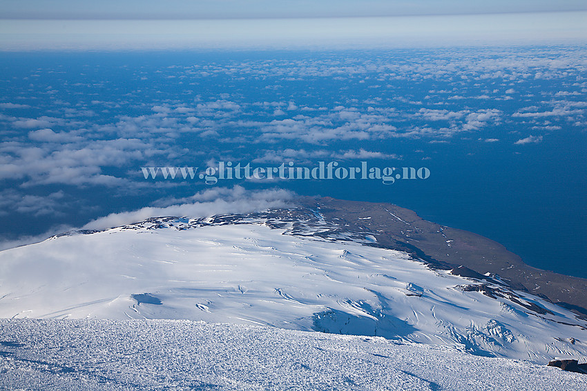 Fra Hakluyttoppen i nordøstlig retning mot Kronprinsesse Märthas Bre, Nordkapp (omtrent der kyststripen forsvinner innunder ei sky) og Austkapp (litt til høyre for midten).