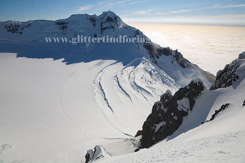 Fra Hakluyttoppen vestover mot Haakon VII Topp. Sentralkrateret med Weyprechtbreen i forgrunnen.