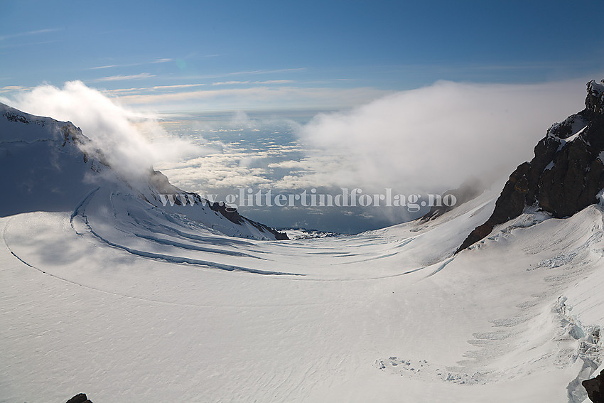 Mellom Hakluyttoppen og Mercantontoppen med utsikt nord til nordvestover ned i Sentralkrateret mot Weyprechtbreen. I bakgrunnen Nordishavet.