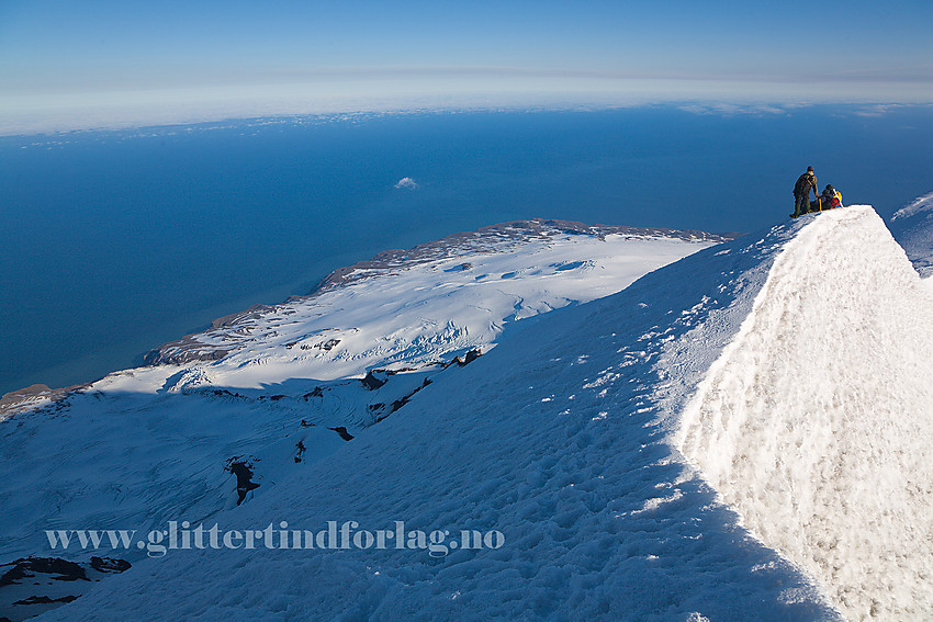 Utsikt med stor 'U' fra ryggen mellom Hakluyttoppen og Mercantontoppen. I bakgrunnen en rekke brearmer, for å nevne noen: Griegbreen, Clarkebreen, Willebreen og Petersenbreen. Landspissen ytterst i bakgrunnen er Søraustkapp.