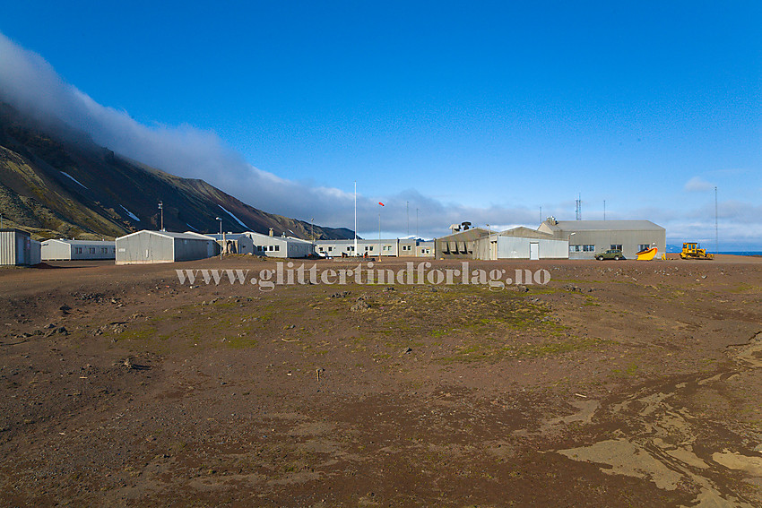 Olonkinbyen på Jan Mayen. Base for besetningen (p.t. 18 personer) på øya.