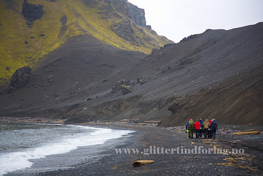 Avreisedag på Jan Mayen. Vi ankom i Jamesonbukta, men forlater øya i Kvalrossbukta pga. vind og bølgeforhold. Her bæres lettbåten over til en roligere del av stranda.