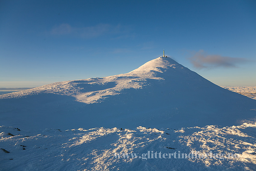 Gaustatoppen sett fra Gaustaråen i sørøst. Dvs. selve Gaustatoppen ses ikke, for den ligger litt bakenfor, bortetter toppryggen.