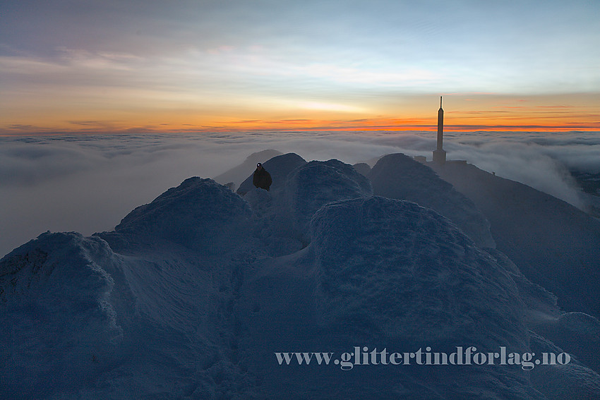 På vei bortetter toppryggen på Gaustatoppen en grytidlig romjulsmorgen. Eller dvs. så grytidlig er det egentlig ikke, det er vel heller det at sola står fryktelig sent opp på denne tiden av året.