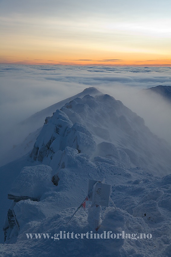 Spesiell stemning sett fra Gaustatoppen en romjulsmorgen før soloppgang.