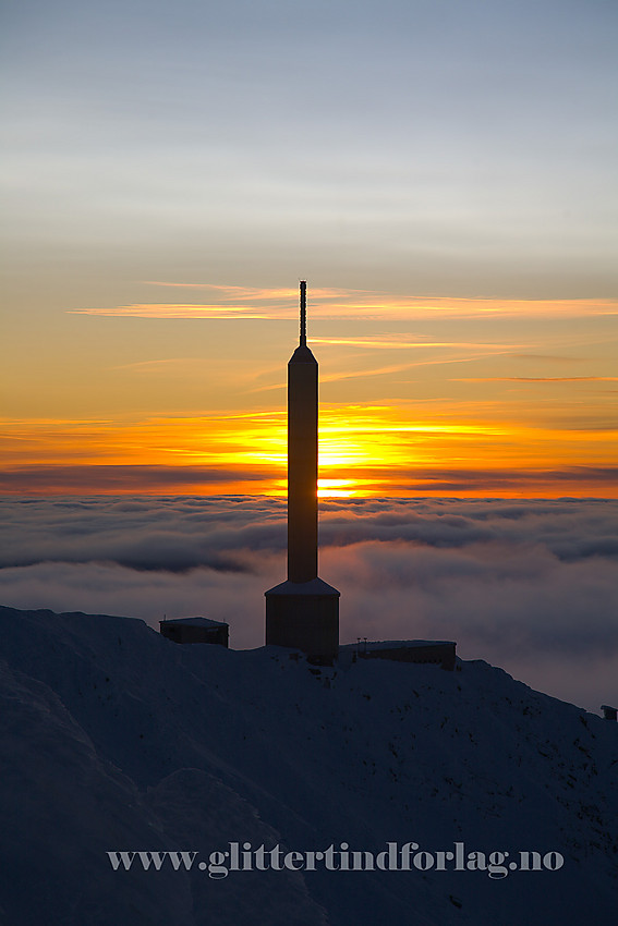 Tårnet på Gaustatoppen i silhuett ved soloppgang.