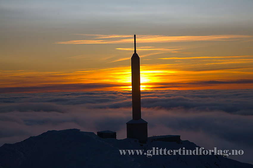 Tårnet på Gaustatoppen i silhuett ved soloppgang.