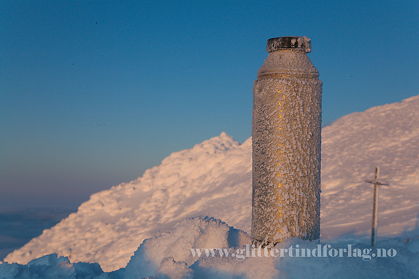 Nedrimet termosflaske etter en vinternatt ute på Gaustatoppen.