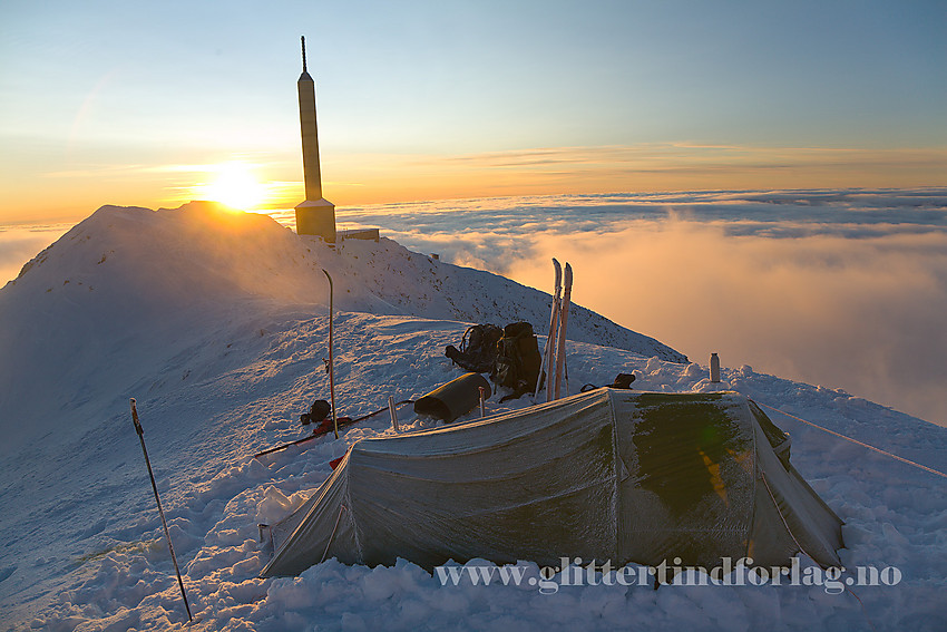 Telt i morgensol på Gaustatoppen.