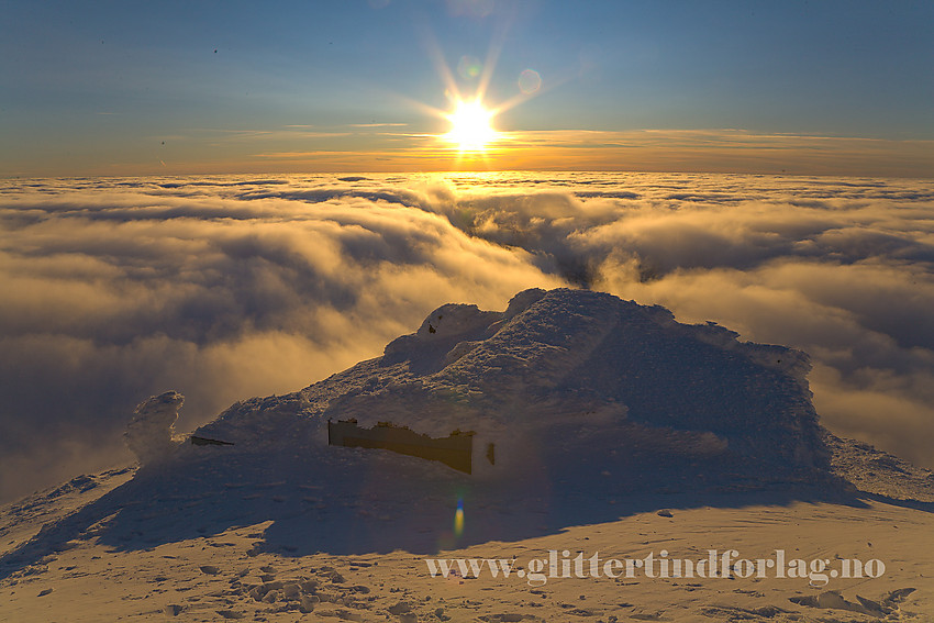 Gaustatoppen Turisthytte, delvis nedsnødd en romjulsmorgen.