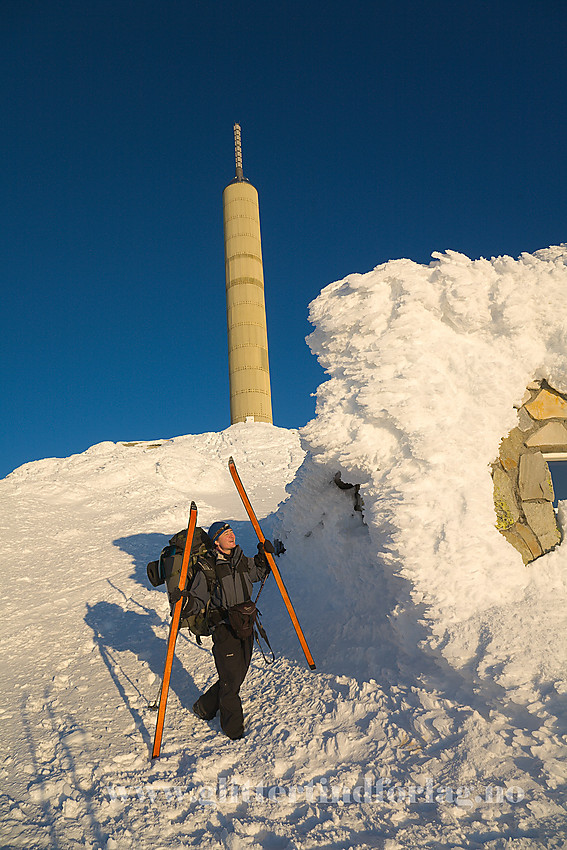 Ved Gaustatoppen Turisthytte en romjulsmorgen. Det karakteristiske tårnet i bakgrunnen.