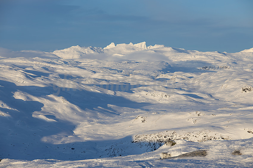 Utsikt fra Skørsnøse mot bl.a. Hjelledalstinden, Stølsnostinden og Falketind.