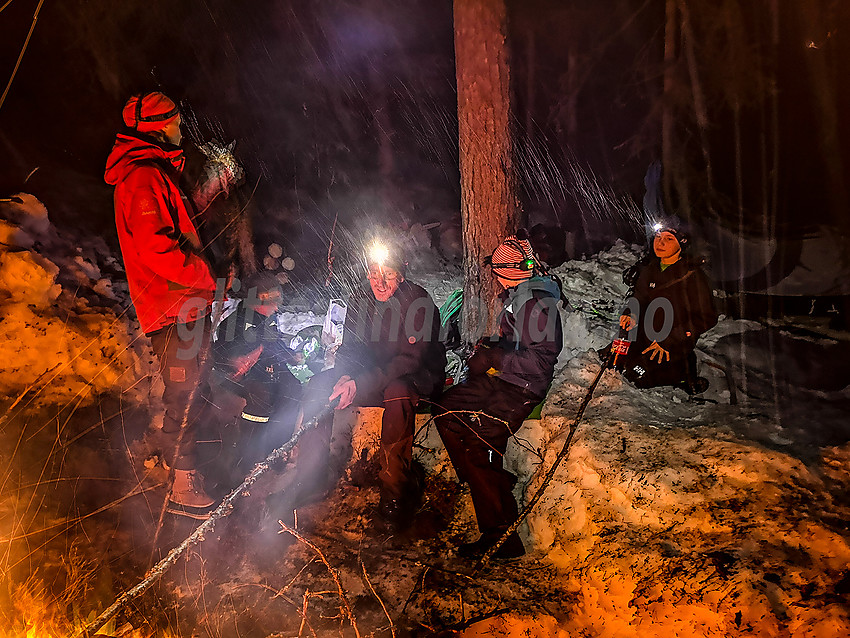 Bålkos i vinterskogen.