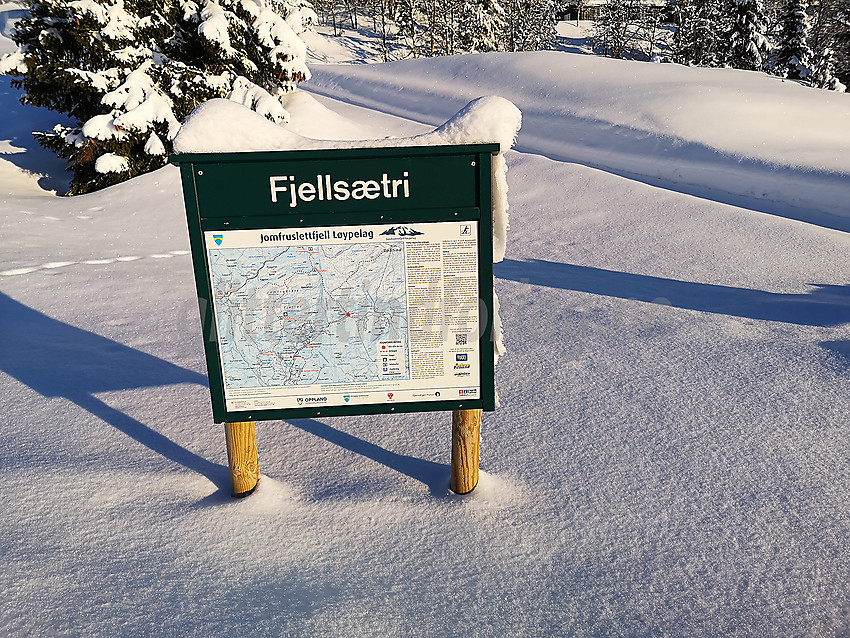 Skilttavle ved Fjellsætri, et av utgangspunktene mot Synnfjellet / Spåtind.