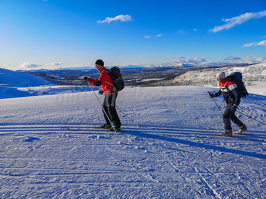 Skiløpere på vei tur over Jomfruslettfjellet