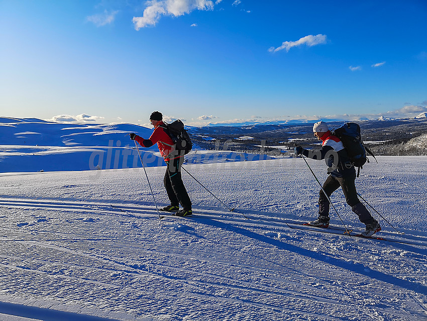 Skiløpere på vei tur over Jomfruslettfjellet