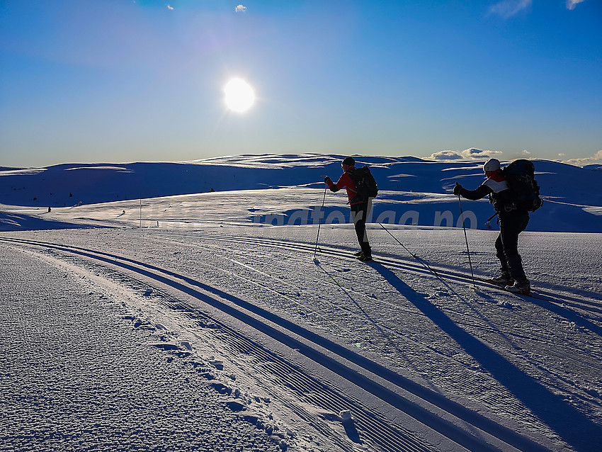 Skiløpere på vei tur over Jomfruslettfjellet