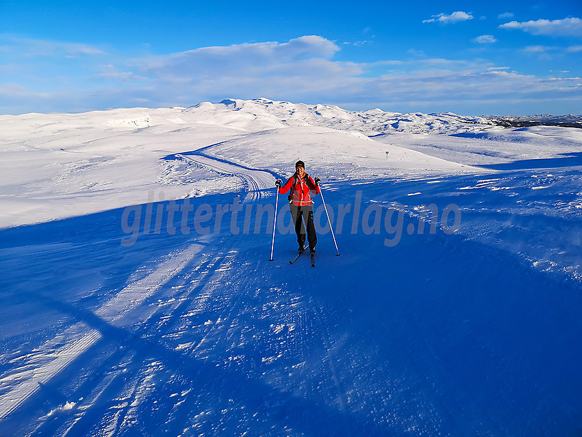 På vei opp mot høyeste punkt på Jomfruslettfjellet me Spåtind / Synnfjellet i bakgrunnen.